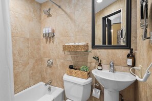 Ducha, secador de pelo, toallas, jabón