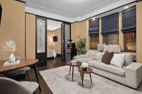 Cozy Midtown NYC Apartment | 99 Walk Score & Gym