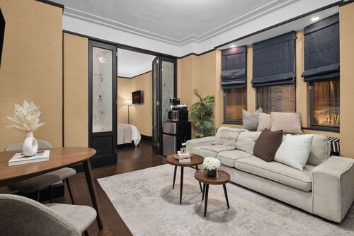 Cozy Midtown NYC Apartment | 99 Walk Score & Gym