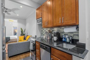 Frigorífico, microondas, horno y placa de cocina