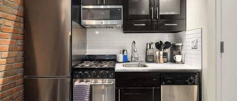 Kjøleskap, mikrobølgeovn, ovn og kokeplater