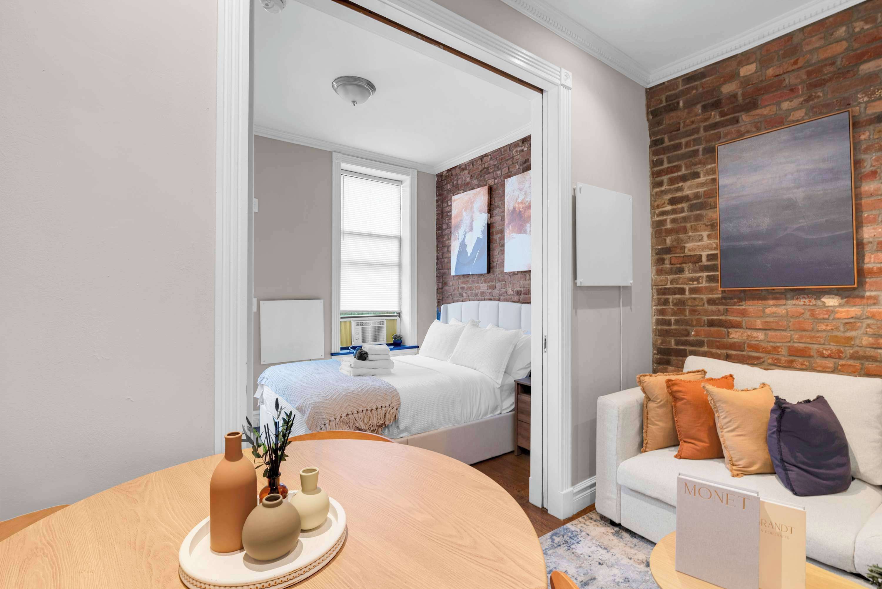 2 habitaciones, tabla de planchar con plancha y ropa de cama 