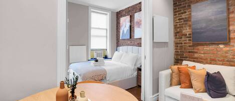 2 habitaciones, tabla de planchar con plancha y ropa de cama