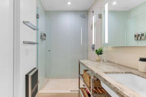 Douche, séchoir à cheveux, serviettes fournies, savon