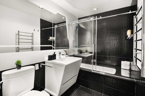 Shower, hair dryer, towels, soap - Lux-Penthouse in Financial District (New York)