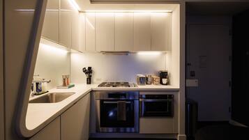 Een koelkast, een microgolfoven, een oven, een kookplaat