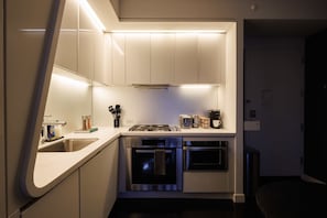 Kjøleskap, mikrobølgeovn, ovn og kokeplater