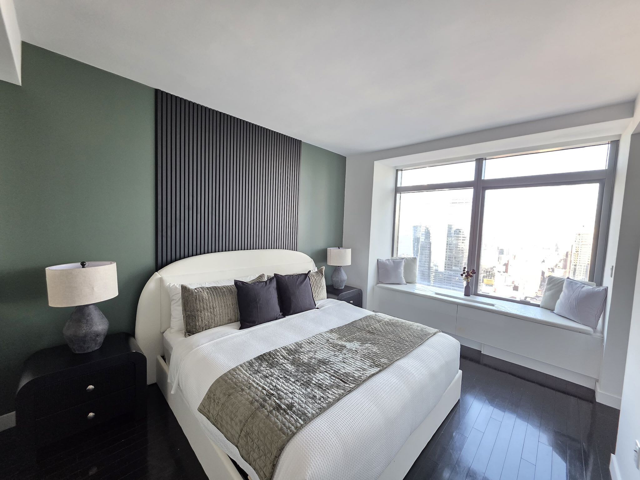 Planxa i posts de planxar, wifi i roba de llit 