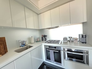 Frigorífic, microones, forn i placa de cuina 