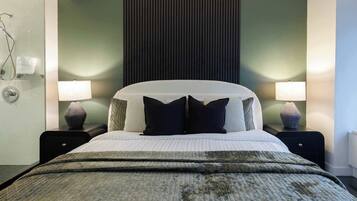 Een strijkplank/strijkijzer, wifi, beddengoed