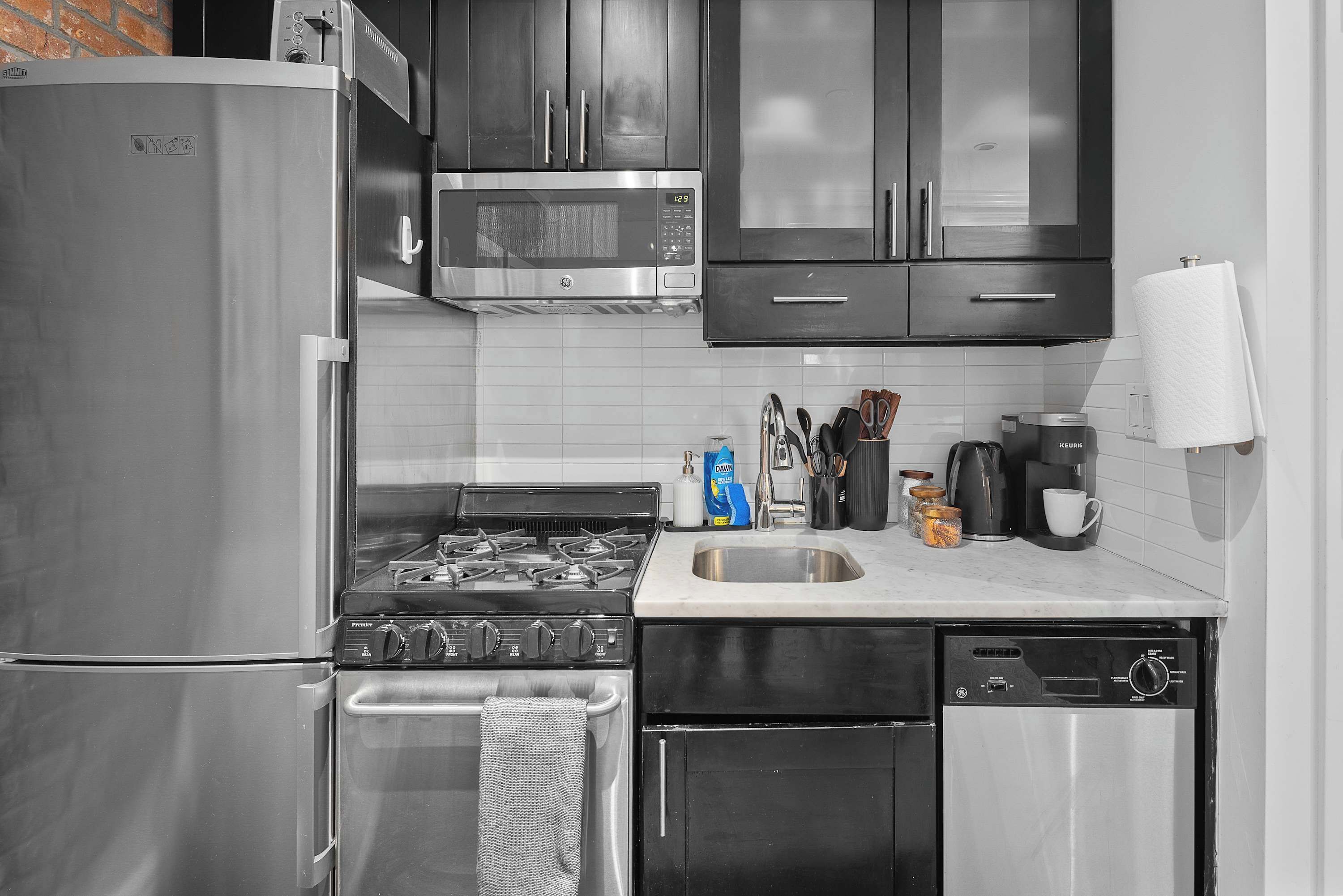 Een koelkast, een microgolfoven, een oven, een kookplaat