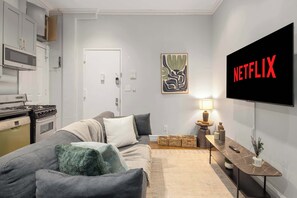 Smart TV - Trendy Nolita Stay | Walk to SoHo & Little Italy (New York)