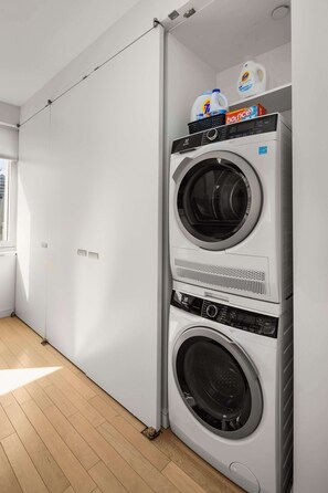 Interior - Times Square Studio  King Bed Steps to Broadway (New York)