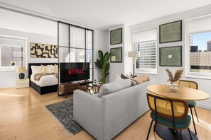 Living area - Times Square Studio  King Bed Steps to Broadway (New York)