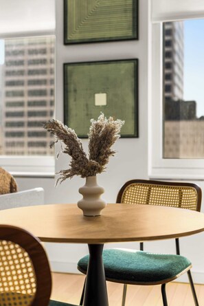 Dining - Times Square Studio  King Bed Steps to Broadway (New York)