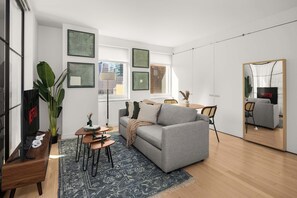 Living area - Times Square Studio  King Bed Steps to Broadway (New York)