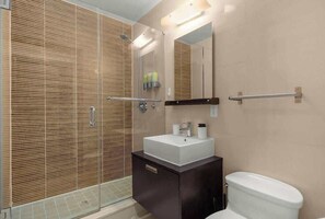 Shower, hair dryer, towels, soap - Spacious 2BR Steps from Time Square & Hudson Yards (New York)