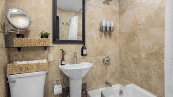 Regadera, secadora de cabello, toallas, jabón