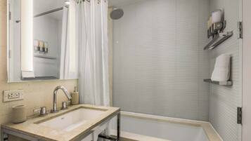 Een douche, een haardroger, handdoeken, zeep