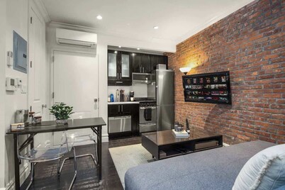 Chic Midtown Hideaway | Walk to NYC Landmarks