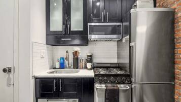 Frigorífico, microondas, horno y placa de cocina