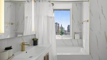 Bruser, hårtørrer, håndklæder, Sæbe