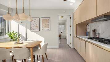 Refrigerador, microondas, horno, placa de cocina