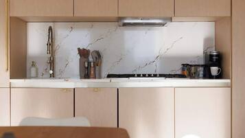 Frigorifero, microonde, forno, piano cottura