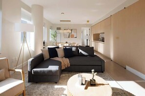 TV - Exclusive Midtown Luxury | Step From Times Square! (New York)