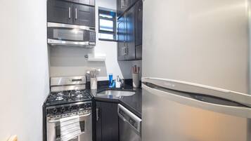 Frigorifero, microonde, forno, piano cottura