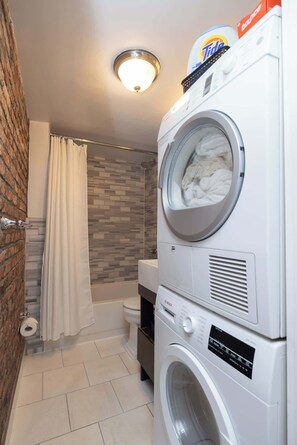 Shower, hair dryer, towels, shampoo - Stylish Retreat in Midtown NYC Walk to Everything (New York)