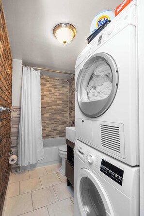 Douche, sèche-cheveux, serviettes fournies, savon