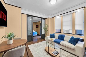 Living area - NYC Premier Walking Distance to Times Square (New York)