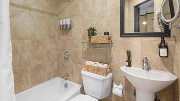 Douche, sĂšche-cheveux, serviettes fournies, savon