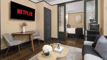 1 habitación, tabla de planchar con plancha y cuna de viaje