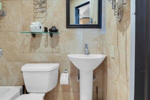 Douche, sèche-cheveux, serviettes fournies, savon