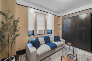 Living area - NYC Premier Walking Distance to Times Square (New York)