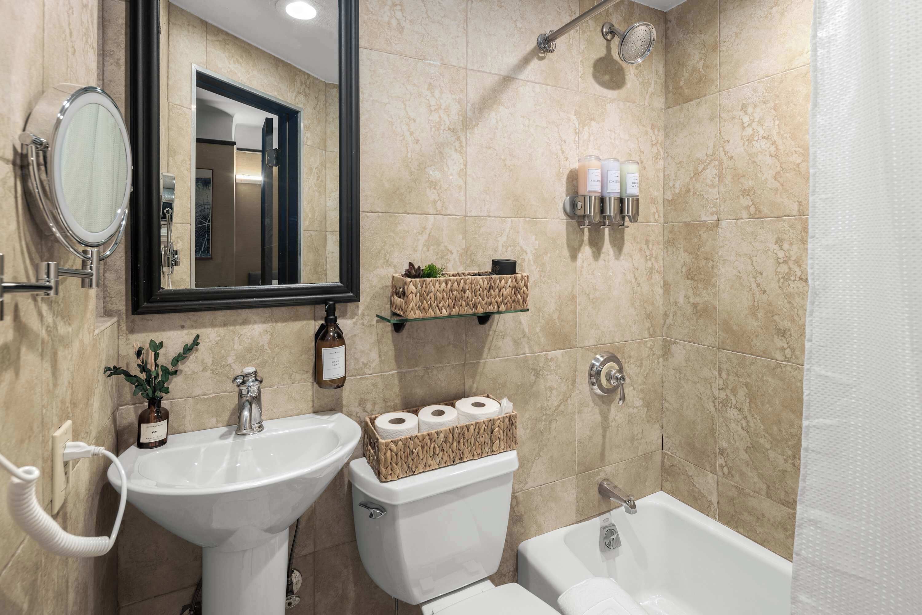 Dusche, Haartrockner, Handtücher, Shampoo