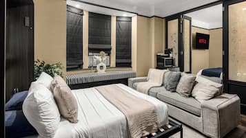 1 habitación, tabla de planchar con plancha y cuna de viaje