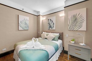 Tabla de planchar con plancha, wifi, ropa de cama