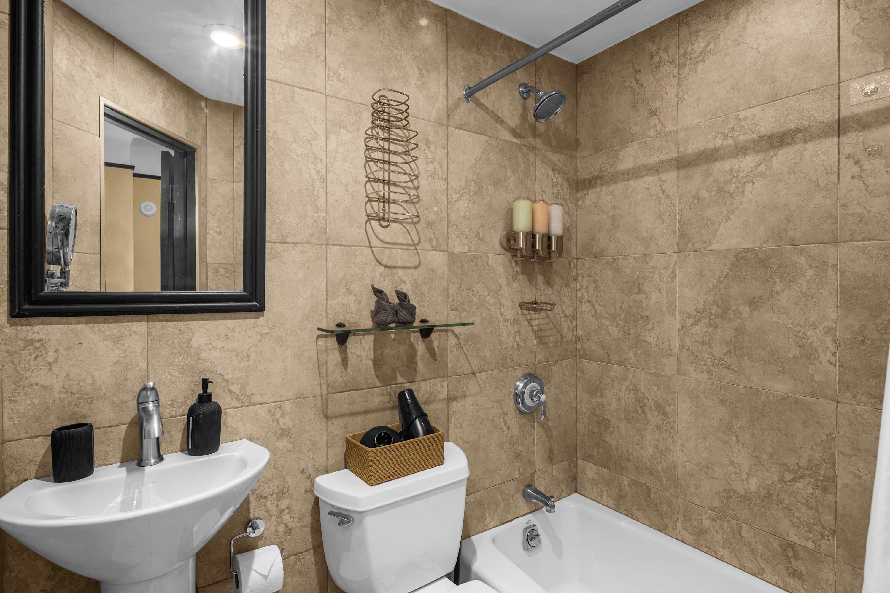 Dusch, hårtork, handdukar och tvål