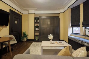 Smart TV - Boutique-Style Apartment steps from Time Square! (New York)