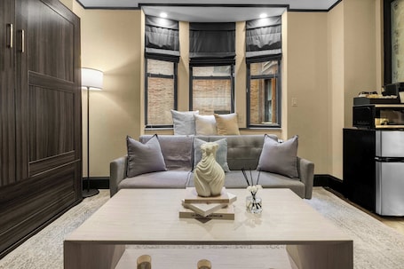 Smart TV. Boutique Midtown Apartment | Walk to Grand Central