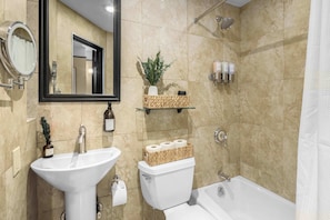 Suihku, hiustenkuivaaja, pyyhkeet, saippua