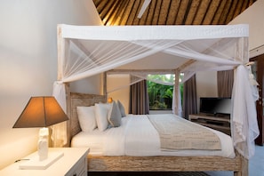 3 bedrooms, desk, free WiFi - 100m to Seminyak Beach / Personal Full-Time Butler (Seminyak)