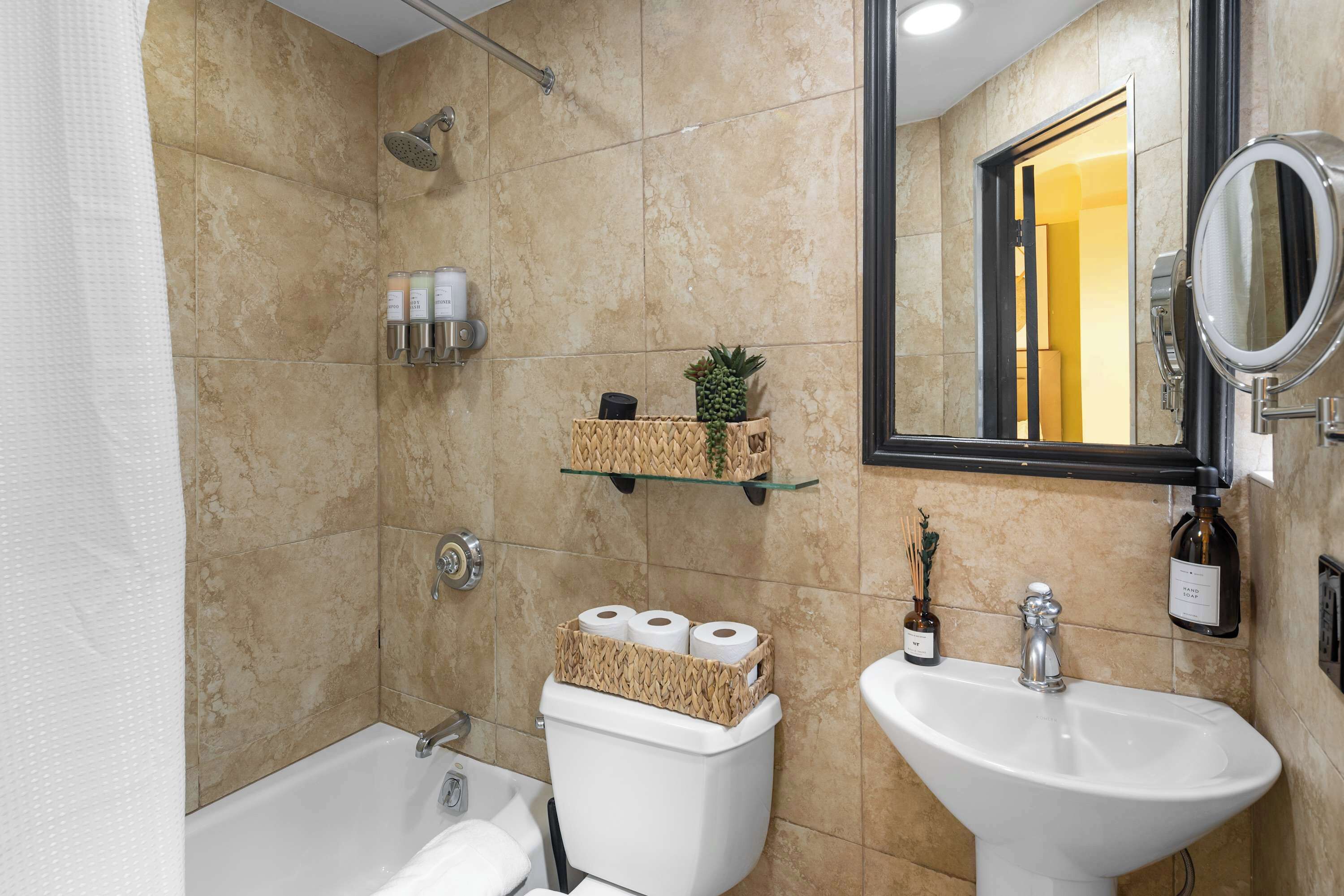 Dusj, hårføner, håndklær og såpe