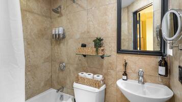 Dusj, hårføner, håndklær og såpe