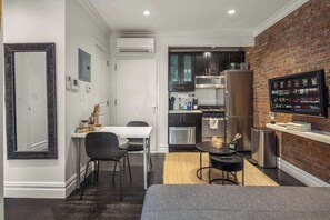 Private kitchen - Chic 2BR Retreat in the Heart of Times Square (New York)