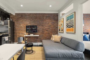 Smart TV - Chic 2BR Retreat in the Heart of Times Square (New York)