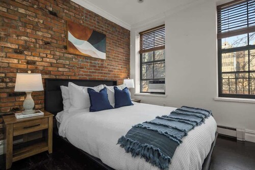 Chic 2BR Retreat in the Heart of Times Square